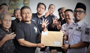 Ketua Komite Penyelamat SMPN 4 Sonny Martin menyerahkan aspirasi tertulis kepada Kepala Dindikbud Kota Serang Ahmad Nuri, Rabu (30/9/2026)