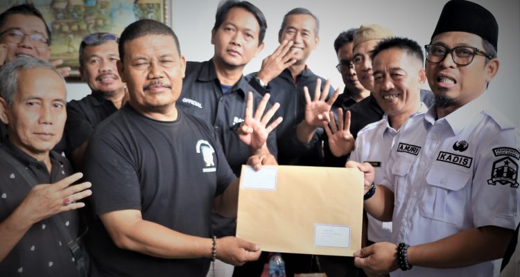 Ketua Komite Penyelamat SMPN 4 Sonny Martin menyerahkan aspirasi tertulis kepada Kepala Dindikbud Kota Serang Ahmad Nuri, Rabu (30/9/2026)