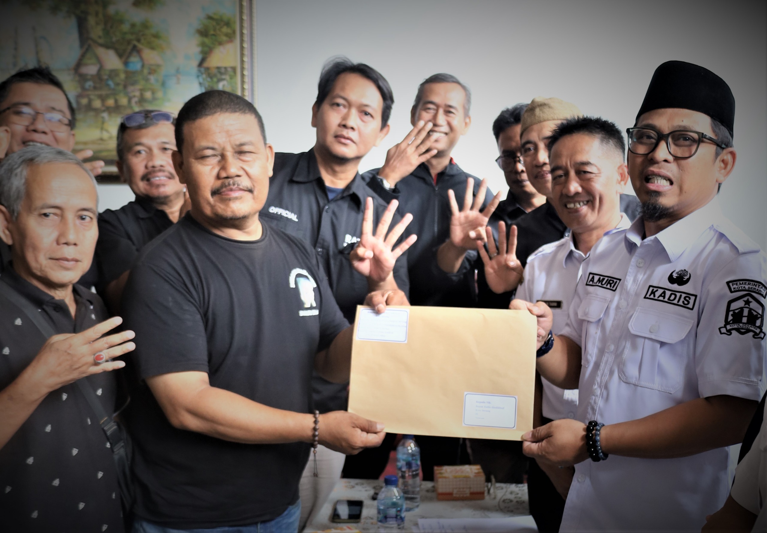 Ketua Komite Penyelamat SMPN 4 Sonny Martin menyerahkan aspirasi tertulis kepada Kepala Dindikbud Kota Serang Ahmad Nuri, Rabu (30/9/2026)