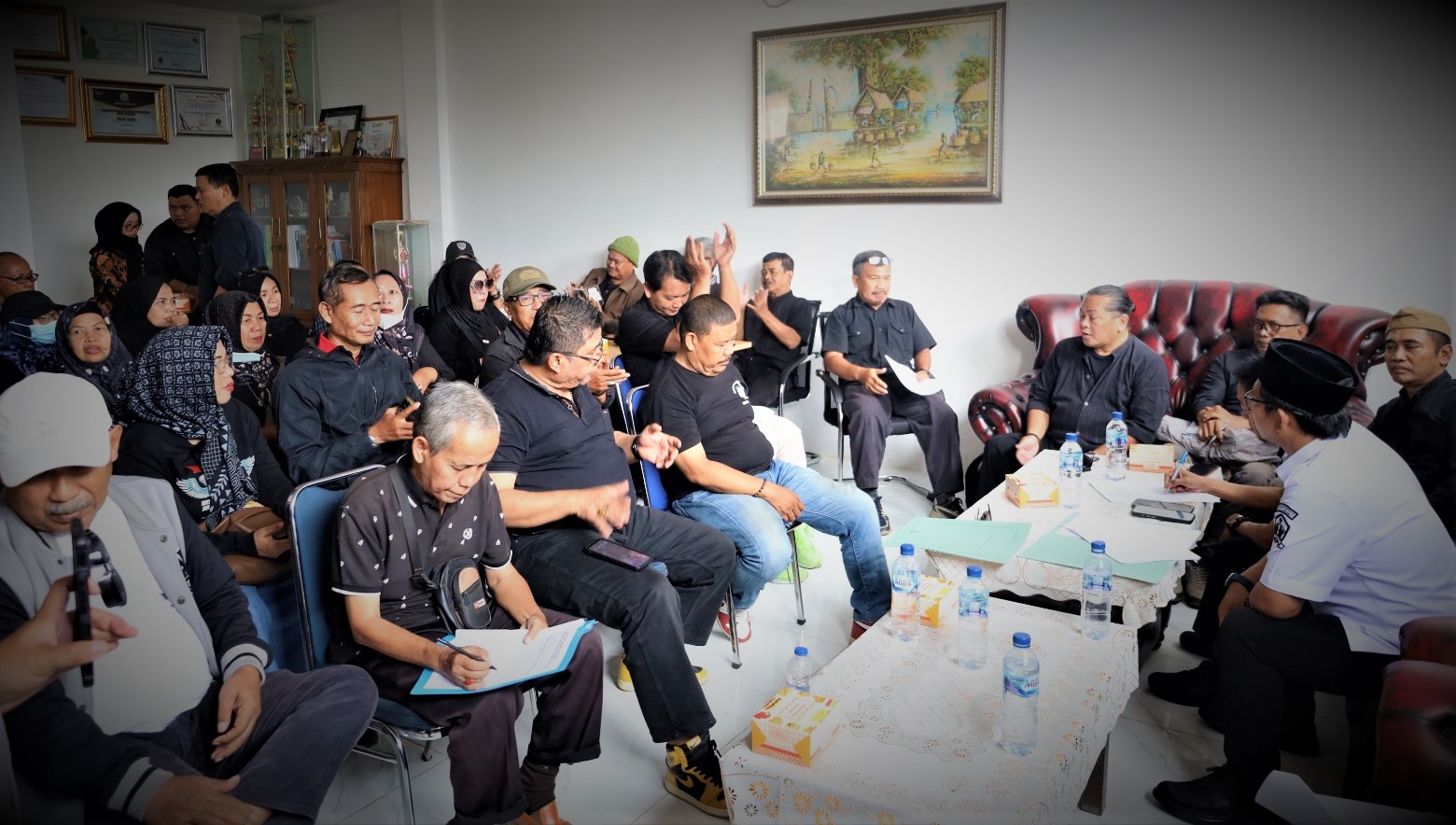 Suasana audiensi Komite Penyelamat SMPN 4 dengan Kepala Dindikbud Kota Serang Ahmad Nuri dan jajarannya, Rabu (30/9/2026)