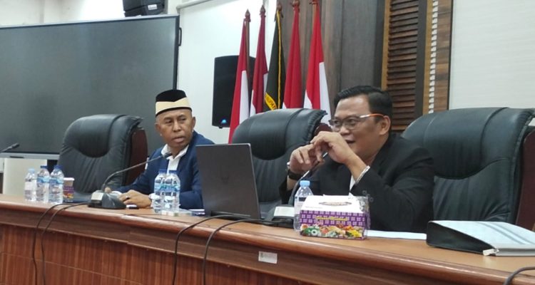 Komisi II Dewan Perwakilan Rakyat Daerah (DPRD) Kabupaten Tangerang mengingatkan Kepala Dinas Pendidikan Kabupaten Tangerang, Supriyadi, agar segera beradaptasi dan membangun komunikasi yang baik dengan lembaga legislatif