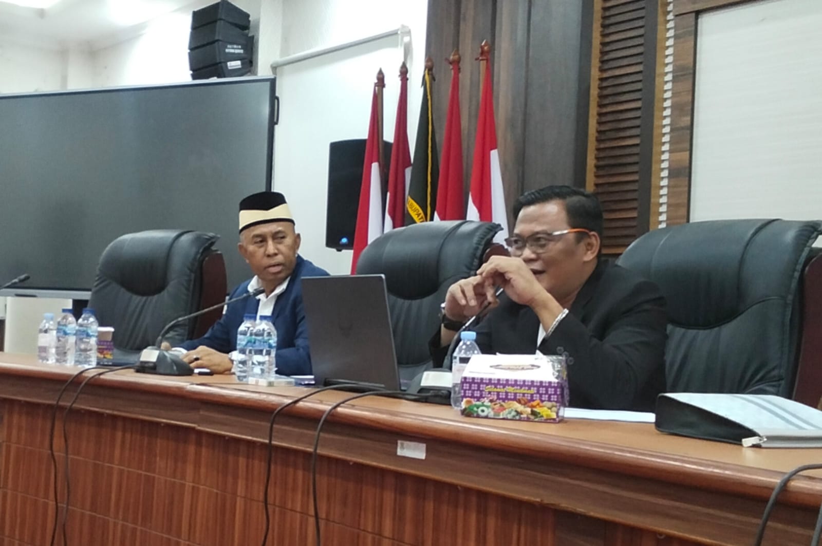 Komisi II Dewan Perwakilan Rakyat Daerah (DPRD) Kabupaten Tangerang mengingatkan Kepala Dinas Pendidikan Kabupaten Tangerang, Supriyadi, agar segera beradaptasi dan membangun komunikasi yang baik dengan lembaga legislatif