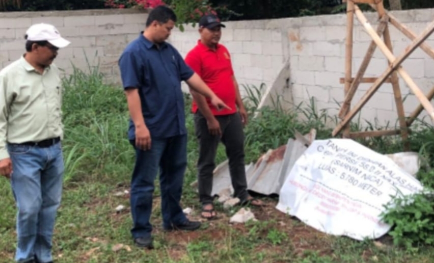Penyidik Unit Harta Benda (Harda) Satuan Reserse Kriminal Polres Tangerang Selatan melakukan olah Tempat Kejadian Perkara (TKP)