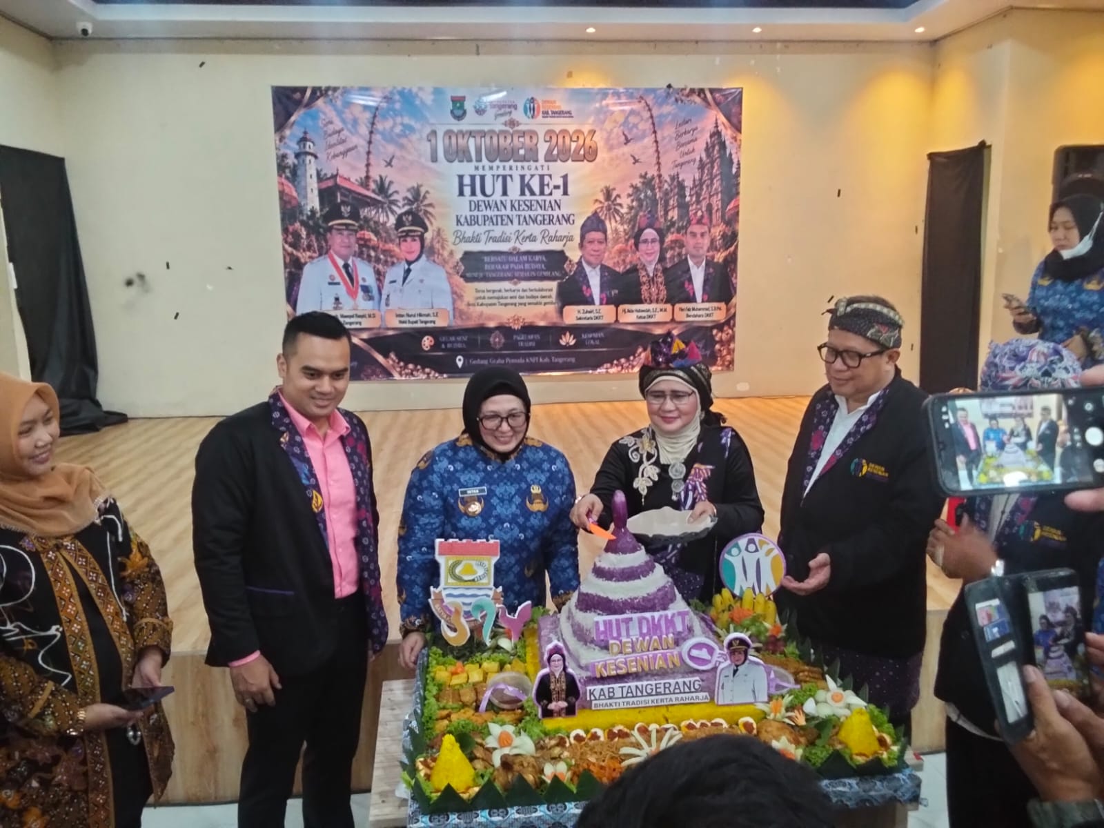 Wakil Bupati Tangerang Intan Nurul Hikmah menghadiri puncak peringatan Hari Ulang Tahun (HUT) ke-1 Dewan Kesenian Kabupaten Tangerang (DKKT)