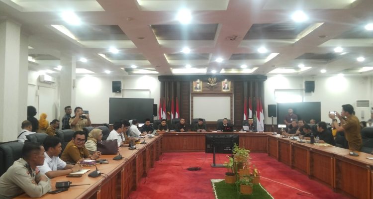 Rapat dipimpin langsung Ketua Komisi I Bimo Mahfudz Fudianto, SH, MH didampingi Sekretaris Dicky Setiawan serta Anggota H.M Nur Rojab, Ria Nurhijriah, Imam Sucipto, Fikri Faiz Muhammad, dan Hj. Aida Hubaedah.