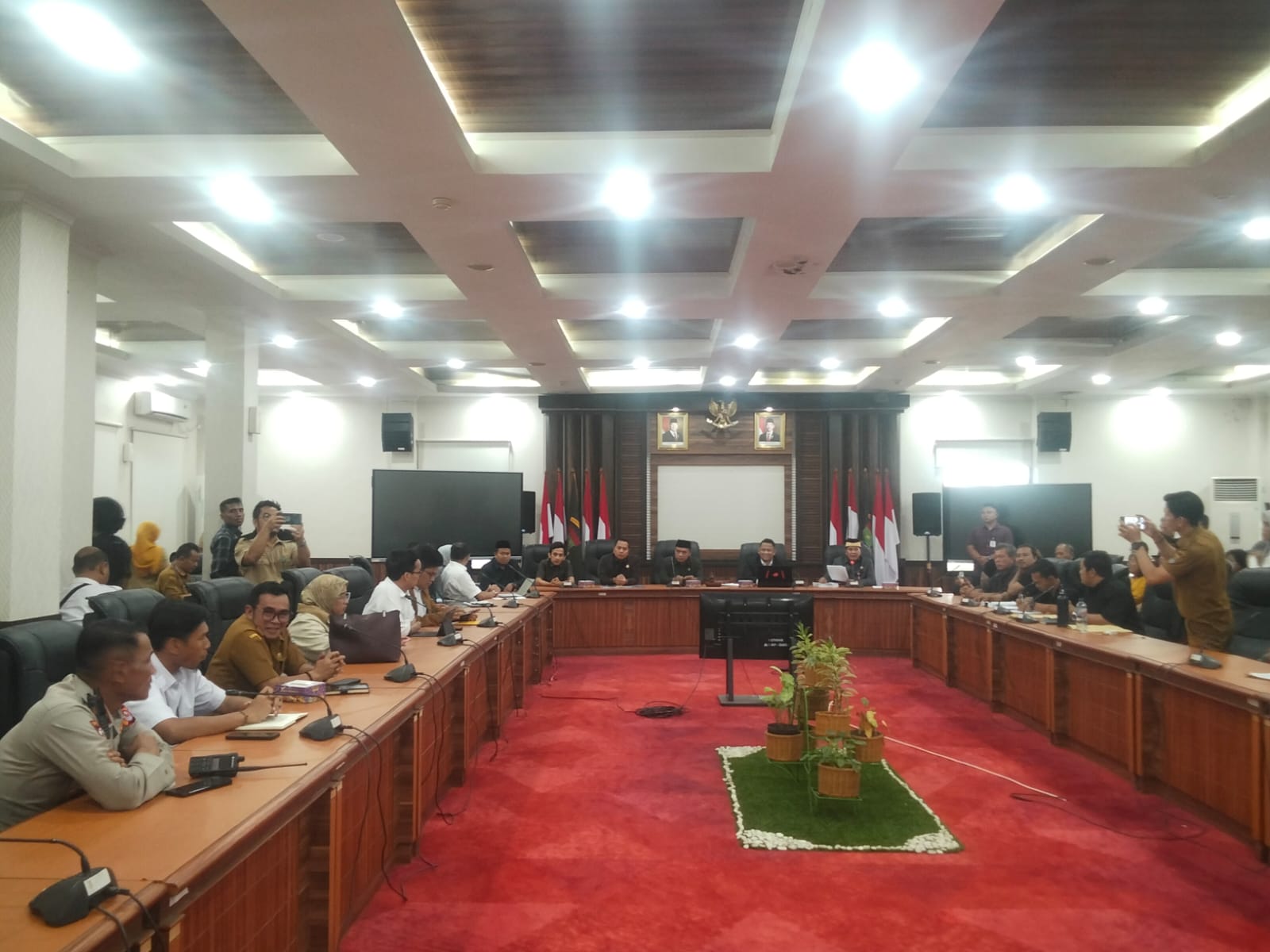 Rapat dipimpin langsung Ketua Komisi I Bimo Mahfudz Fudianto, SH, MH didampingi Sekretaris Dicky Setiawan serta Anggota H.M Nur Rojab, Ria Nurhijriah, Imam Sucipto, Fikri Faiz Muhammad, dan Hj. Aida Hubaedah.