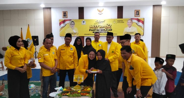 Ketua DPD Partai Golkar Kabupaten Tangerang, Intan Nurul Hikmah dan dilanjutkan dengan doa bersama, tasyakuran, pemotongan tumpeng, serta santunan anak yatim di Kantor DPD Partai Golkar Kabupaten Tangerang