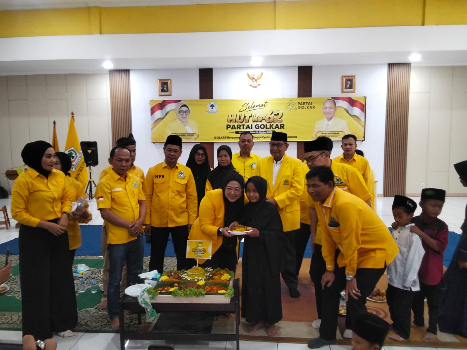 Ketua DPD Partai Golkar Kabupaten Tangerang, Intan Nurul Hikmah dan dilanjutkan dengan doa bersama, tasyakuran, pemotongan tumpeng, serta santunan anak yatim di Kantor DPD Partai Golkar Kabupaten Tangerang