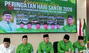 Ketua DPC PKB Kabupaten Tangerang, Ustur Ubadi, saat menggelar Konferensi Pers Peringatan Hari Santri Nasional 2026