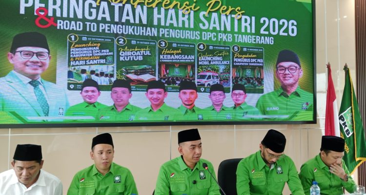 Ketua DPC PKB Kabupaten Tangerang, Ustur Ubadi, saat menggelar Konferensi Pers Peringatan Hari Santri Nasional 2026