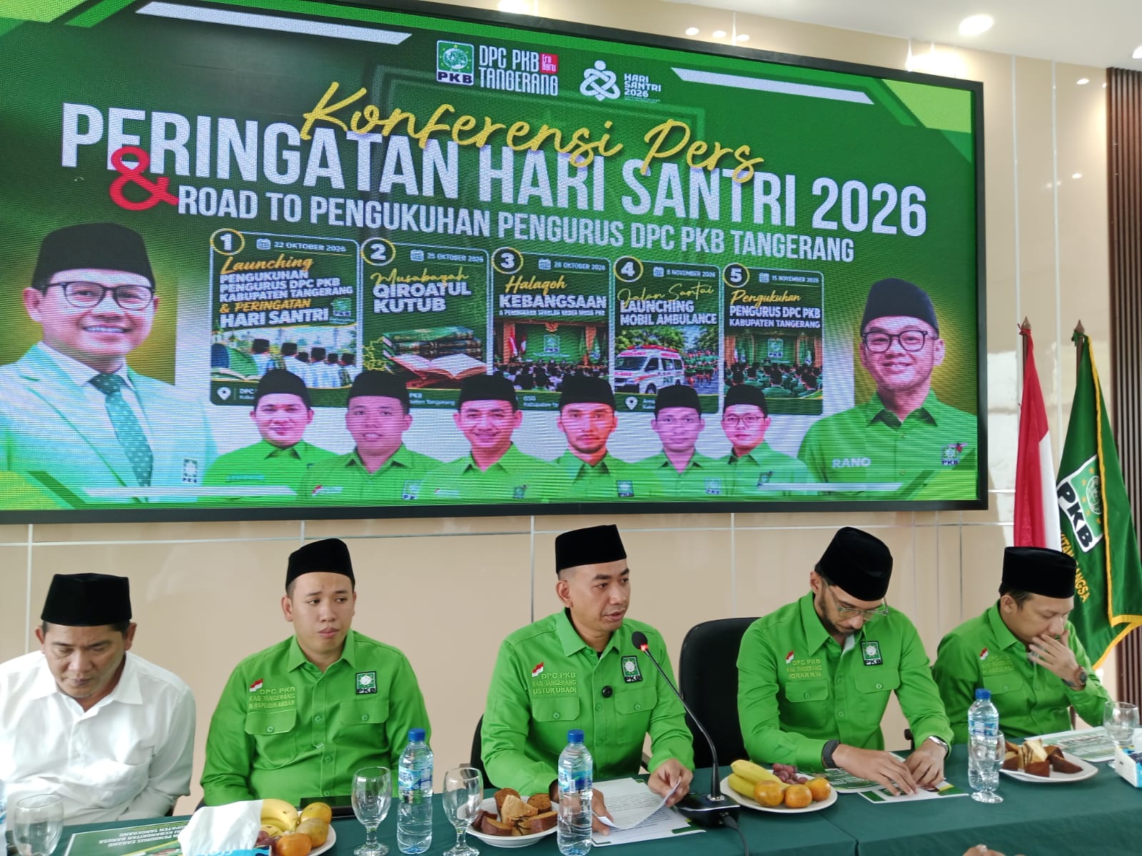 Ketua DPC PKB Kabupaten Tangerang, Ustur Ubadi, saat menggelar Konferensi Pers Peringatan Hari Santri Nasional 2026