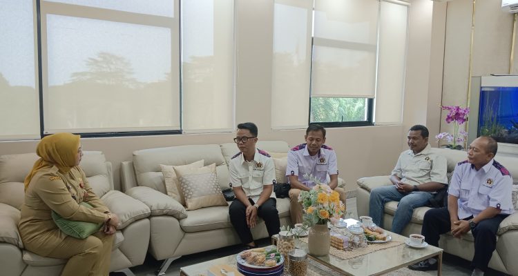 Wakil Bupati Tangerang, Intan Nurul Hikmah menerima langsung pengurus Persatuan Wartawan Indonesia (PWI) Kabupaten Tangerang periode 2026-2029 di ruang kerjanya